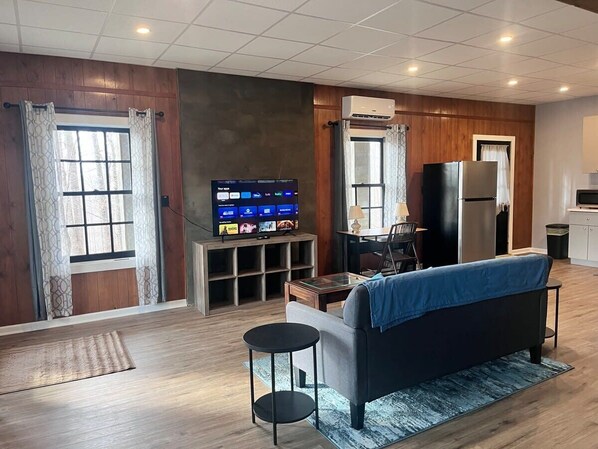 TV, books, offices - LakeTrail Modern Cabin Apt / Hot tub (opt) LT5 (Franklin)