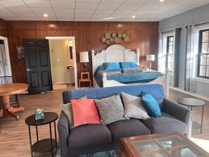 TV, books, offices - LakeTrail Modern Cabin Apt / Hot tub (opt) LT5 (Franklin)