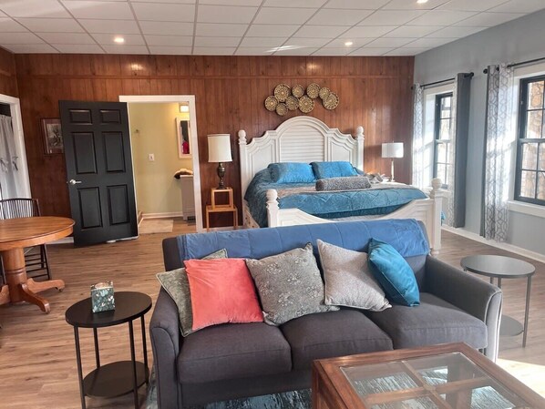 Téléviseur, livres, bureau