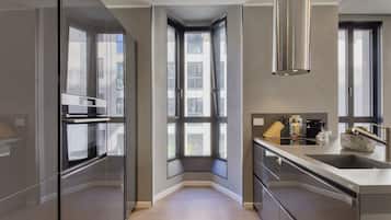 Microwave, dishwasher, coffee/tea maker, cookware/dishes/utensils