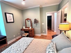 2 Schlafzimmer, Schreibtisch, Bügeleisen/Bügelbrett, Reisekinderbett