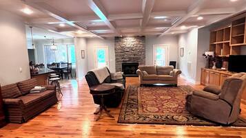 Télévision, lecteur de DVD, livres, espaces bureaux