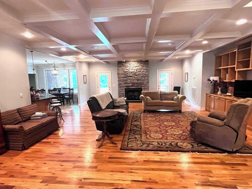 Gateway Farmhouse - 3 bedroom suite, pool GW234