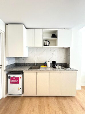 Standard Apartment, City View | Private kitchen | Mini-fridge, microwave, stovetop, electric kettle - Torrar Suites (Buenos Aires)