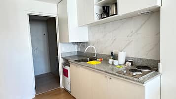 Frigorífico pequeño, microondas, placa de cocina y hervidor eléctrico