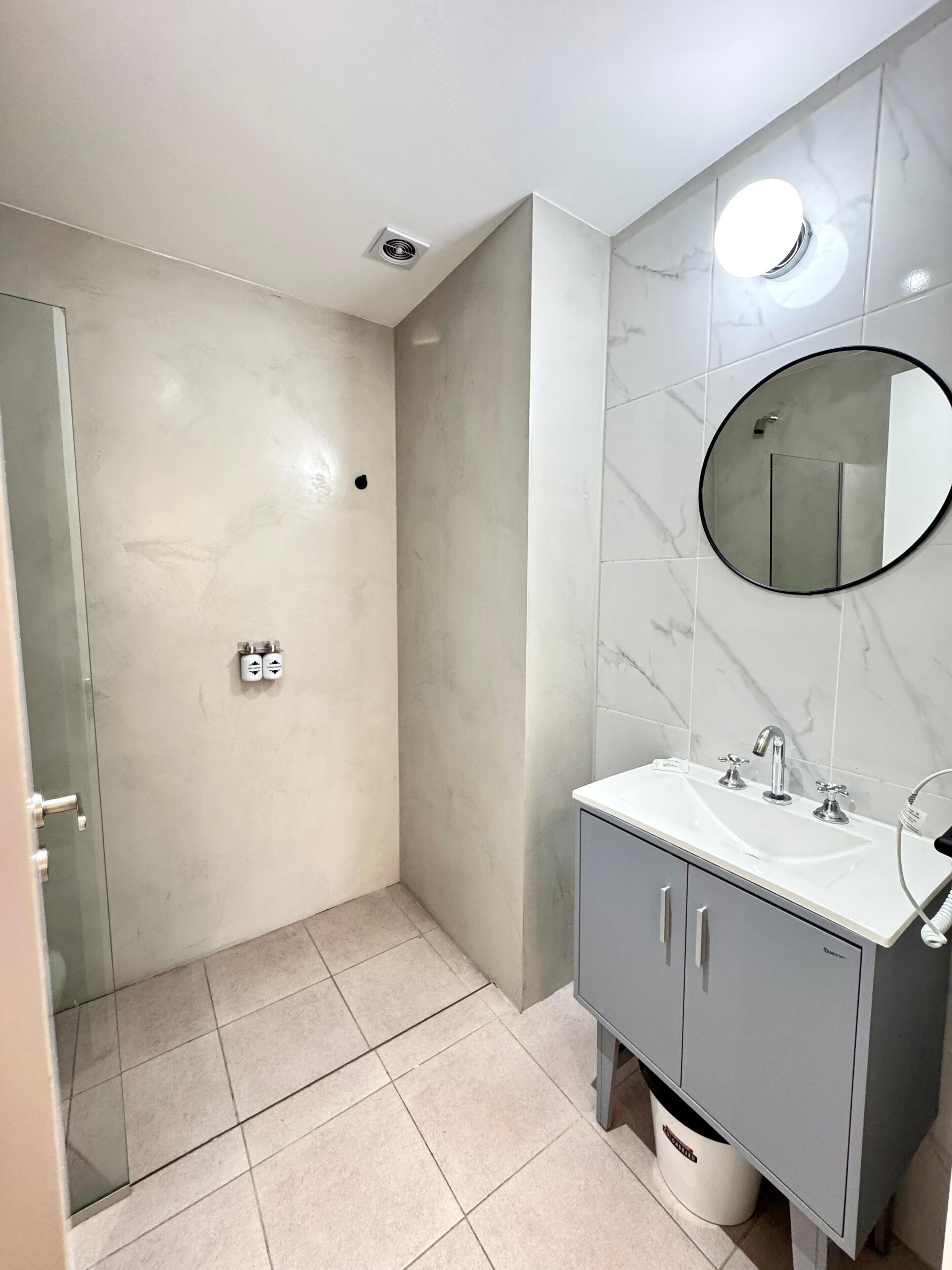 Apartamento estándar, vistas a la ciudad | Baño | Ducha, toallas, jabón y champú