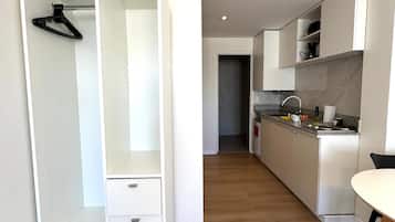 Superior appartement, uitzicht op de stad | 1 slaapkamer, een kluis op de kamer, verduisterende gordijnen