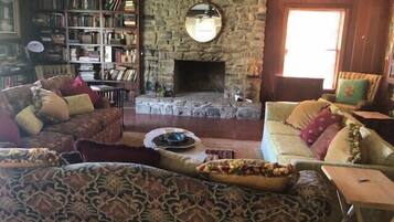 Télévision, livres, espaces bureaux