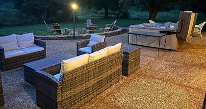 Fork Inns Romantic 2BR apt/cabin- opt hottub SHR23