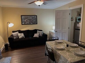 Televisión, libros y oficina 