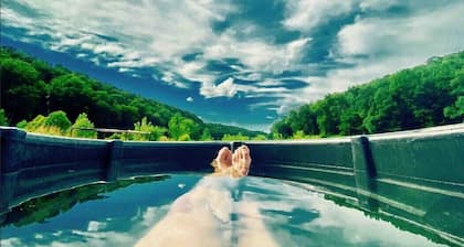 Fork Inns Romantic 2BR apt/cabin- opt hottub SHR23