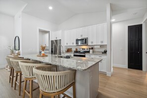 Microondas, horno, placa de cocina y lavavajillas