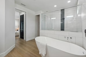 Secadora de cabello, toallas, jabón, papel de baño
