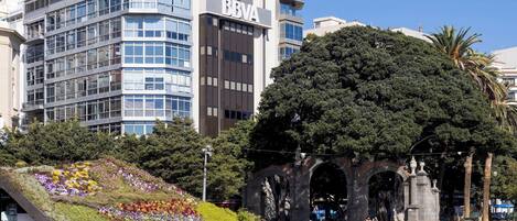 Un bâtiment moderne avec une façade en verre et l’inscription « BBVA » sur le côté.