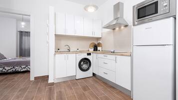 Een magnetron, een oven, een kookplaat, een koffiezetapparaat/waterkoker