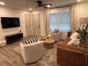 Smart TV - 1 mile to Main Street in Monroe - Newly Renovated - Pet Friendly - Fenced Yard (Monroe)