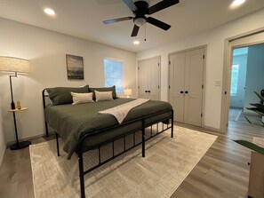 3 bedrooms, desk, iron/ironing board, free WiFi