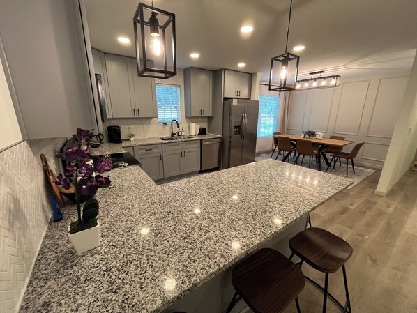 Geladeira, micro-ondas, fogão, cooktop