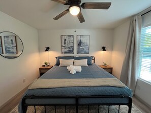 3 bedrooms, desk, iron/ironing board, free WiFi - 1 mile to Main Street in Monroe - Newly Renovated - Pet Friendly - Fenced Yard (Monroe)