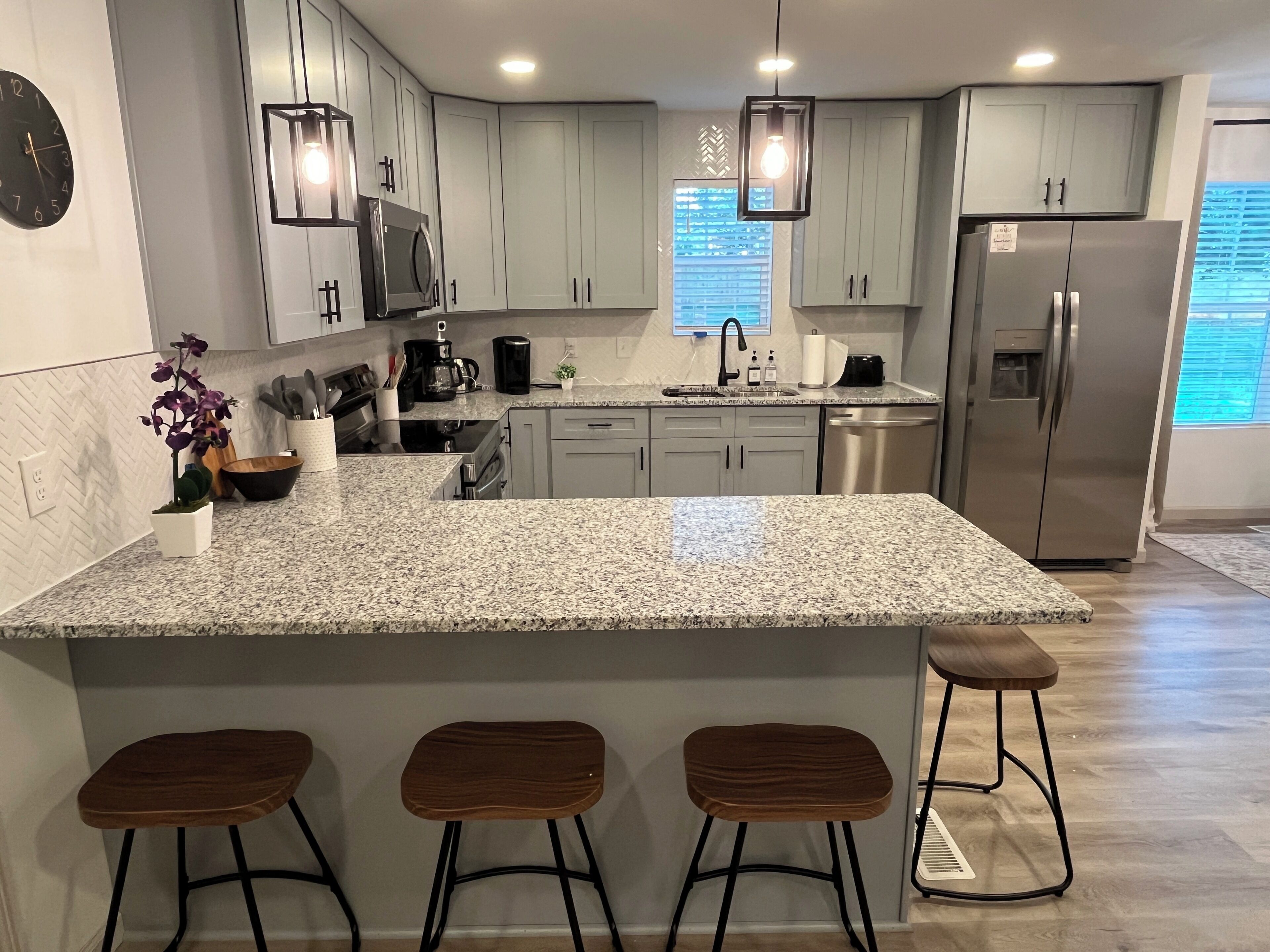 Réfrigérateur, four à micro-ondes, un four, surface de cuisson