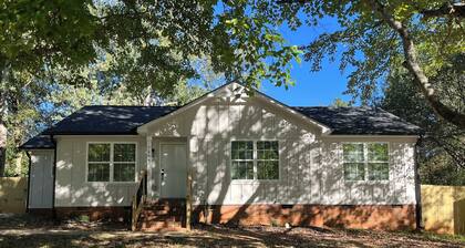 1 mile to Main Street in Monroe - Newly Renovated - Pet Friendly - Fenced Yard