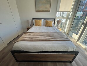 2 bedrooms, iron/ironing board, free WiFi - Elegant Retreat in the Heart of LA (Los Angeles)