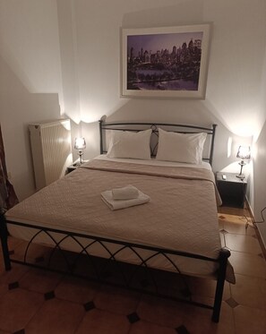 1 bedroom, iron/ironing board, free WiFi, bed sheets - Charming 1-bedroom 2 Sofa Twin bed with WiFi, AC in enchanting Artemis (Artemis)