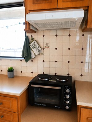 Fridge, oven, coffee/tea maker, electric kettle