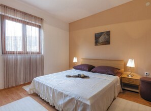 3 habitaciones, tabla de planchar con plancha y acceso a internet