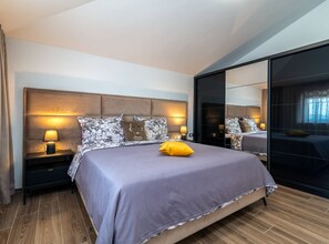 6 bedrooms, iron/ironing board, WiFi, bed sheets