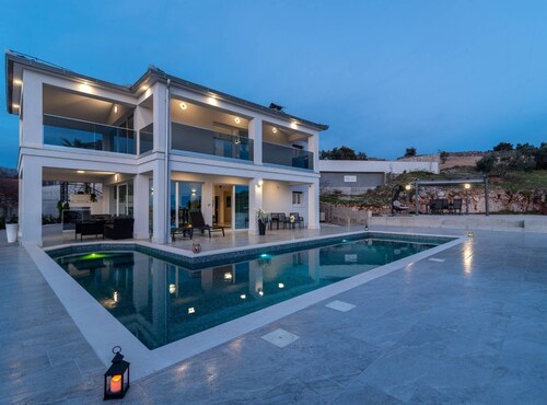 Luminous Infinity Villa with Pool and Gym - Six Bedroom Villa with Pool