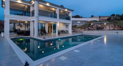 Luminous Infinity Villa with Pool and Gym - Six Bedroom Villa with Pool