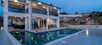 Luminous Infinity Villa with Pool and Gym - Six Bedroom Villa with Pool