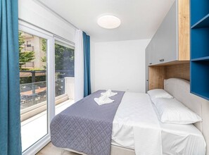 6 bedrooms, iron/ironing board, internet, bed sheets