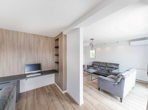 Télévision, table de tennis de table