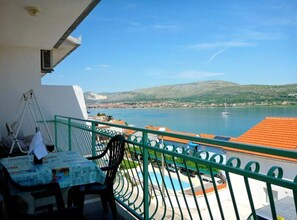 Outdoor dining - Three Bedroom Apartment with Terrace and Sea View (Mastrinka)