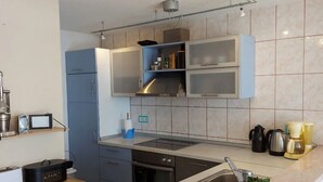 Kaffetrakter/tekoker, kjøleskap, ovn og kokeplater