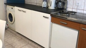 Kaffetrakter/tekoker, kjøleskap, ovn og kokeplater