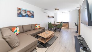 Ein modernes Wohnzimmer mit einer Couch, einem Couchtisch und einem Essbereich.
