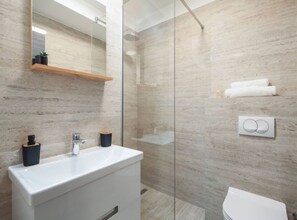 Douche, sĂšche-cheveux, serviettes fournies