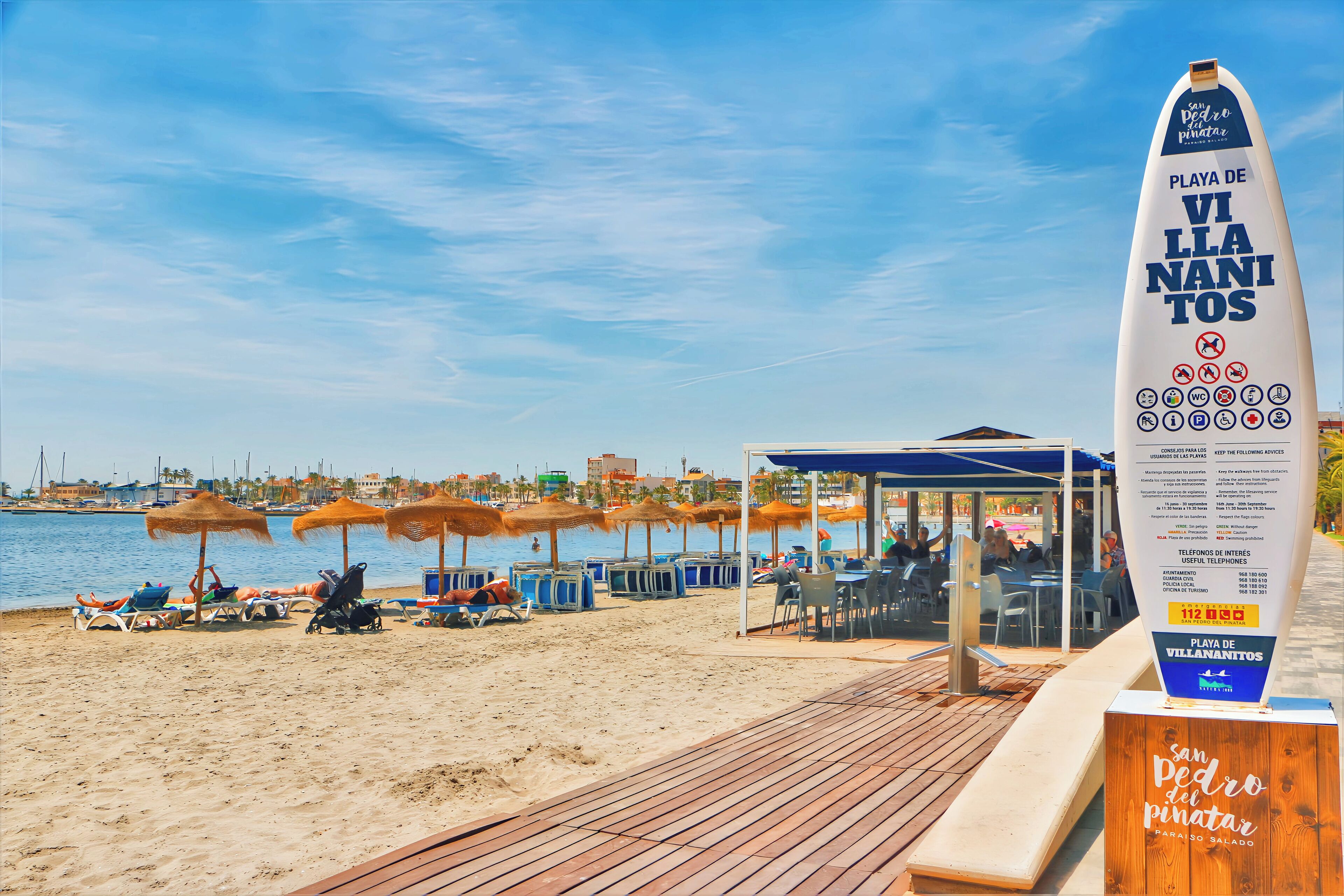 Nær stranden, solsenger og strandhåndklær