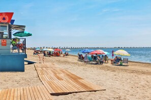 Playa en los alrededores, camastros y toallas de playa 