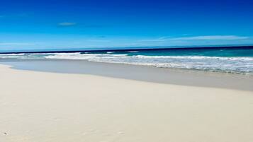 Plage à proximité, chaises longues, serviettes de plage