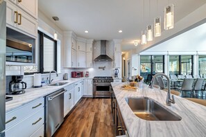 Fridge, microwave, oven, stovetop - The Perfect Pocono Escape (coolbaugh township)