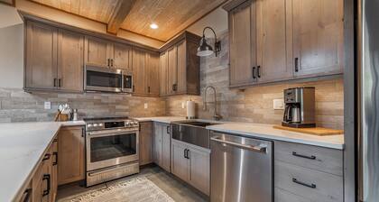Gorgeous 2bd/2ba Condo Near Glacier Park w/King Beds,Full Kitchen &Hot Tub- #1-2
