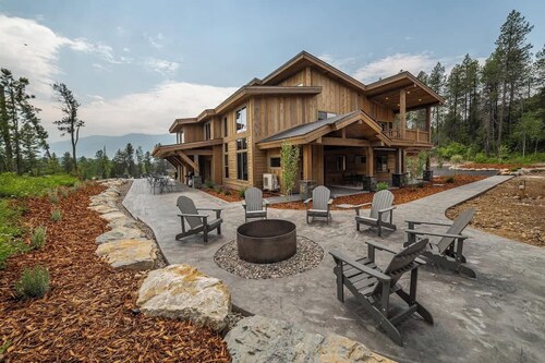 Glacier Getaway •Hot Tub •King Beds  •Near Glacier