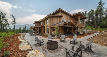 Glacier Getaway •Hot Tub •King Beds •Near Glacier