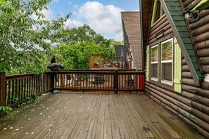 Terrace/patio - 8 Mi to Dogwood Canyon: Cozy Cabin w/ Deck (Lampe)