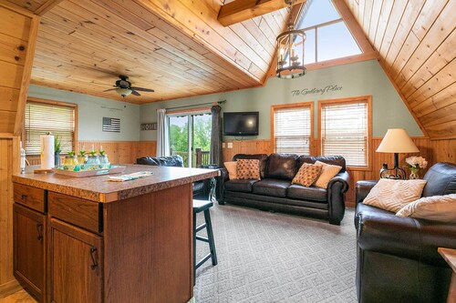 8 Mi to Dogwood Canyon: Cozy Cabin w/ Deck