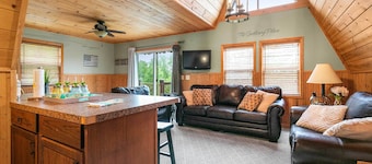 8 Mi to Dogwood Canyon: Cozy Cabin w/ Deck